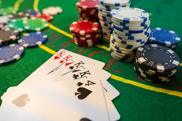 Dragon Tiger live game on Relax Gaming through kenangan4d login showing two cards
